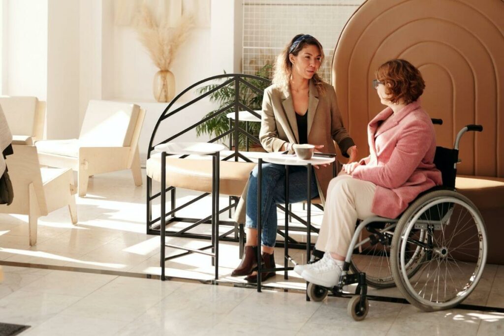 Jakie pierwsze kroki należy wykonać, aby osoba z niepełnosprawnością miała szanse na podjęcie zatrudnienia? Gdzie szukać takich osób do pracy? Jakie obowiązki spoczywają na pracodawcy, który zdecyduję się na zatrudnienie osoby z niepełnosprawnością? Na te pytania odpowiem w dalszej części tego artykułu, ale na wstępie wyjaśnię kwestie samej rekrutacji.Rekrutacja to proces selekcji i zdobywania nowych pracowników do organizacji lub instytucji. W ramach rekrutacji przedsiębiorstwa ogłaszają wolne stanowiska i poszukują kandydatów, którzy spełniają określone wymagania i posiadają odpowiednie umiejętności i doświadczenie. Proces rekrutacji może obejmować różne etapy, takie jak zbieranie aplikacji, przeprowadzanie rozmów kwalifikacyjnych, testów, ocenę umiejętności oraz referencje. Celem rekrutacji jest wyłonienie najlepszego kandydata, który najbardziej odpowiednio pasuje do wymagań stanowiska i organizacji.Jakie są etapy rekrutacji?W tym obszarze możemy mówić o 6 głównych obszarach, które omówimy sobie w osobnych punktach.#1 OgłoszenieFirmy zazwyczaj rozpoczynają rekrutację od opublikowania ogłoszenia rekrutacyjnego, w którym opisują wymagania i oczekiwania dotyczące stanowiska pracy. Ogłoszenie może być publikowane na stronie internetowej firmy, portalach rekrutacyjnych, w mediach społecznościowych itp.Gdy kandydaci zgłoszą swoje aplikacje to rekruterzy lub pracownicy działu HR (Human Resources – zarządzanie zasobami ludzkimi) oceniają przesłane kandydatury. Wybierają kandydatów, którzy najbardziej odpowiadają wymaganiom zawartym w ogłoszeniu.#2 Rozmowa rekrutacyjnaWybrany kandydat zostaje umówiony na rozmowę rekrutacyjną. Najczęściej odbywa się to przez telefon lub wideo, w celu oceny podstawowych umiejętności i sprawdzenia, czy kandydat jest dobrze dobrany do wymogów stanowiska. Mogą być zadawane pytania o doświadczenie zawodowe, motywację do pracy na danym stanowisku, oczekiwania dotyczące wynagrodzenia itp.#3 Druga rozmowa rekrutacyjnaMoże się odbyć druga rozmowa rekrutacyjna. To jest forma opcjonalna, nie każdy rekruter to stosuję w swojej pracy. Ten etap może obejmować bezpośrednie spotkanie z rekruterem, menadżerem działu lub potencjalnym przełożonym. Może to być bardziej szczegółowa rozmowa, w której przedstawiane są pytania dotyczące umiejętności technicznych, wiedzy branżowej, umiejętności interpersonalnych itp. Często w tej fazie kandydat jest proszony o przedstawienie przykładów sytuacji, w których musiał rozwiązać trudności lub osiągnąć określone cele.#4 Zadanie testoweW niektórych przypadkach pracodawcy mogą wymagać, aby kandydaci przystąpili do testów lub zadania praktycznego w celu oceny ich umiejętności i zdolności. Mogą to być testy pisemne, sprawdzanie wiedzy branżowej, lub symulowane sytuacje związane z pracą na danym stanowisku.#5 ReferencjeW niektórych przypadkach pracownik jest proszony o referencje od byłych pracodawców. Pozytywne referencje od byłych pracodawców lub osób, które mogą potwierdzić umiejętności i kompetencje kandydatów, są często wykorzystywane przez pracodawców w celu potwierdzenia informacji zawartych w CV i wyników rozmów kwalifikacyjnych.#6 DecyzjaNa podstawie wyników wszystkich etapów rekrutacji, firma dokonuje ostatecznej decyzji, czy dana osoba zostanie zatrudniona. Może to obejmować negocjacje warunków zatrudnienia, wynagrodzenia.Warto pamiętać, że proces rekrutacji może być różny dla różnych firm i stanowisk, a powyższe etapy to tylko ogólna wskazówka.AOZZatrudnianie osób z niepełnosprawnościami - gdzie szukać i jak rekrutować?Gdzie szukać kandydatów z niepełnosprawnością do pracy?Zatrudnianie osób niepełnosprawnych może być korzystne dla organizacji, ponieważ przyczyniają się one do różnorodności zespołu, wpływają na pozytywny wizerunek firmy i mogą dostarczać unikalne perspektywy i umiejętności.Oto kilka sposobów, jak można szukać i rekrutować osób niepełnosprawnych:Agencje rządowe lub organizacje non-profitNależy się skontaktować z miejscowymi agencjami lub organizacjami zajmującymi się rekrutacją i pomocą osobom niepełnosprawnym w znalezieniu pracy. Mogą one połączyć Cię z odpowiednimi kandydatami i dostarczyć wsparcie podczas procesu rekrutacyjnego.Portale internetoweSprawdź specjalne portale internetowe, które skupiają się na ofertach pracy dla osób niepełnosprawnych. Takie portale mogą zawierać szeroki zakres ogłoszeń i narzędzi, które ułatwią rekrutację.Social mediaWskaż swoje zainteresowanie zatrudnianiem osób niepełnosprawnych na swoich profilach w mediach społecznościowych. Możesz dostarczyć informacji o otwartych stanowiskach pracy i zachęcać zainteresowane osoby do przesyłania swoich aplikacji.Współpraca z instytucjami edukacyjnymiLokalne szkoły, uczelniami lub warsztatami terapii zajęciowej dla osób niepełnosprawnych to dobra miejsca do poszukiwań pracowników z niepełnosprawnością. Zaproponuj współpracę w zakresie rozwoju umiejętności i organizuj programy staży lub praktyk, które mogą później prowadzić do zatrudnienia.Kampanie informacyjnePrzeprowadź kampanię informacyjną, aby poinformować społeczność o Twojej otwartości na zatrudnianie osób niepełnosprawnych. Możesz opublikować ogłoszenia w lokalnych mediach, na stronie internetowej firmy i plakatach w miejscach publicznych.Rekrutacja przez agencje zatrudnieniaSkorzystaj z usług agencji zatrudnienia specjalizujących się w zatrudnianiu osób niepełnosprawnych. Mogą one pomóc w znalezieniu odpowiednich kandydatów, przeprowadzić wstępne rozmowy i ocenić ich umiejętności. Polecamy naszą Agencją, mamy doświadczenie w rekrutacji osób z niepełnosprawnością. Należy podkreślić, że każdy pracownik w naszej Agencji to osobą niepełnosprawna więc znamy temat ‘’od kuchni’’.Współpraca z odpowiednimi organizacjamiNawiąż współpracę z organizacjami, które pomagają osobom niepełnosprawnym znaleźć pracę. Może to obejmować wspólne projekty, szkolenia lub udział w specjalnych targach pracy dla osób niepełnosprawnych.Czy warto rekrutować kandydatów z niepełnosprawnością?Ważne jest, aby być przygotowanym na zatrudnienie osób niepełnosprawnych poprzez dostosowanie środowiska pracy do ich potrzeb oraz zapewnienie odpowiedniego wsparcia i szkoleń. Również ważne jest, aby proces rekrutacyjny i wszystkie dokumenty związane z zatrudnieniem były zgodne z przepisami dotyczącymi równego traktowania.AOZZatrudnianie osób z niepełnosprawnościami - gdzie szukać i jak rekrutować?Jakie są obowiązki pracodawcy wobec niepełnosprawnego pracownika?W tym miejscu warto wspomnieć o trzech zasadniczych aspektach:#1 DostępnośćPracodawca powinien zapewnić dostęp do miejsca pracy dla niepełnosprawnych pracowników poprzez dostosowanie budynków, dróg, wejść, wind i toalet do ich potrzeb.#2 Równe traktowaniePracodawca jest zobowiązany do równego traktowania niepełnosprawnych pracowników w zakresie zatrudnienia, awansu i wszelkich innych aspektów związanych z pracą zgodnie z art. 113 ustawy z dnia 26 czerwca 1974 r.#3 Dostosowanie stanowiska pracyJeżeli to możliwe, pracodawca powinien dostosować stanowisko pracy do potrzeb niepełnosprawnego pracownika, na przykład poprzez dostarczenie narzędzi lub technologii asystujących.Czas pracy pracownika niepełnosprawnegoWedług obowiązującej ustawy osoby o lekkim stopniu niepełnosprawności mogą pracować 8 godzin dziennie, czyli 40 godzin tygodniowo, a osoby z umiarkowanym i znacznym stopniem mogą pracować 7 godzin tygodniowo i maksymalnie 35 godzin na tydzień. Odstępstwem od skróconego czasu pracy pracownika jest wyrażenie chęci pracownika na nadgodziny jak i zgoda lekarza medycyny pracy.Rekrutacja jak i poszukiwanie osób niepełnosprawnych do pracy – podsumowanieRekrutacja to proces złożony. Każda osoba, która rekrutuje, robi to inaczej. Rekrutacja osoby z niepełnosprawnością, a osobą pełnosprawną nie różni się wiele. Różnice polegają na tym, że należy dostosować stanowisko pracy i dopełnić odpowiednich formalności takich jak zgoda lekarza na wykonywane obowiązki pracownicze na danym stanowisku. Informacje o poszukiwaniach pracownika dobrze jest rozpowszechnić ‘’drogą pantoflową’’, jednocześnie ogłosić to w social mediach i kanałach informacyjnych.Jeśli poszukujesz pracownika z niepełnosprawnością do swojego przedsiębiorstwa, to wejdź i sprawdź, co możemy zaproponować audyt PFRON.